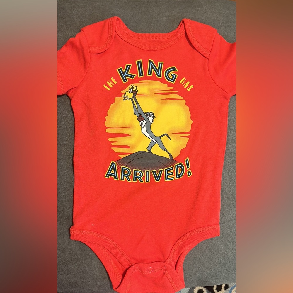 NEW NEVER BEEN WORN: 12M Disney Lion King, “The King Has Arrived” onesie.